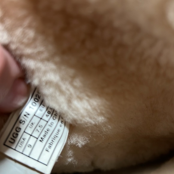 UGG Women's Classic Short Blue Silver Sequin Boots Booties Size 6 Sheepskin Fur - Picture 11 of 11